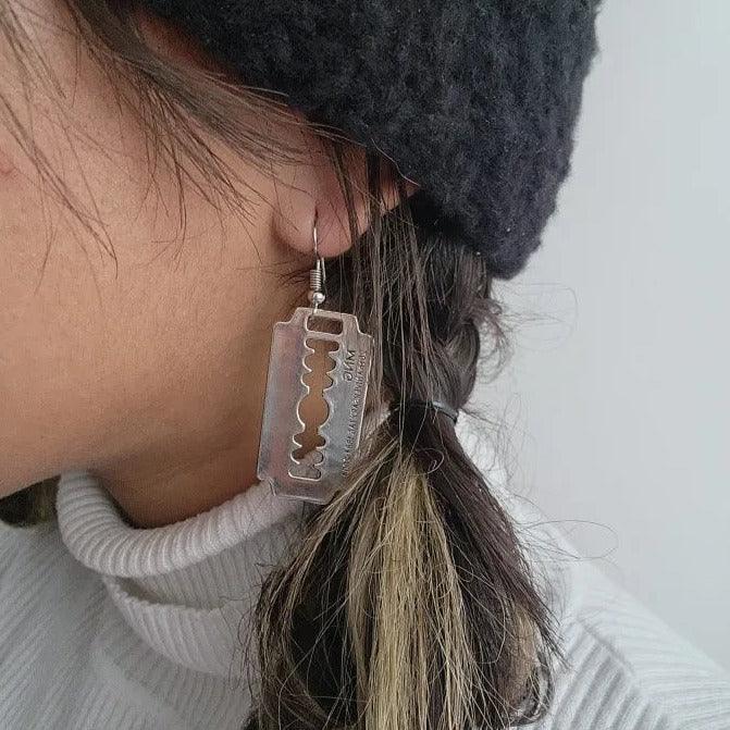 Par de pendientes de cuchillas