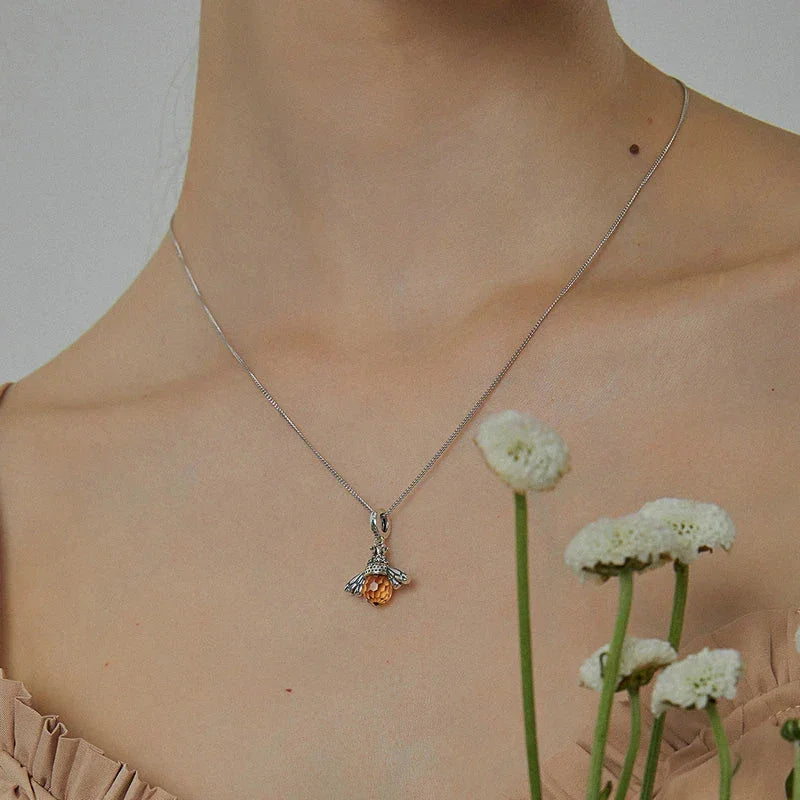 Collar de abeja con circonitas en plata de ley 925