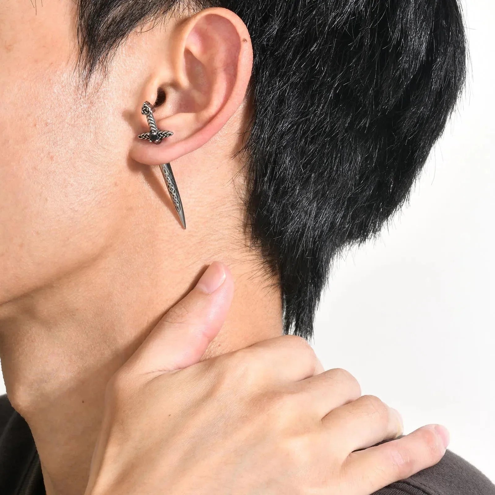 Par de pendientes de espada de acero inoxidable