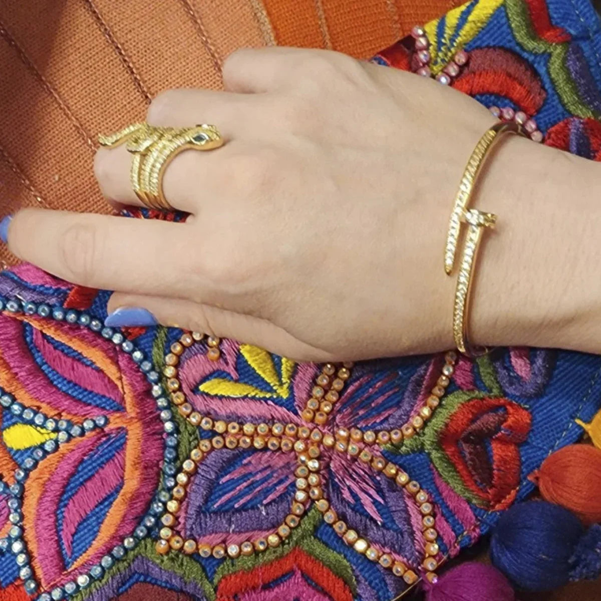 Pulsera de uñas bañada en oro de 18 quilates: un look encantador para brillar