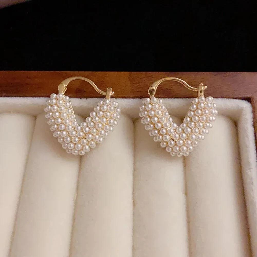 Brinco Pérola em Formato V Banhado a Ouro 14k - Sundian - Sundian