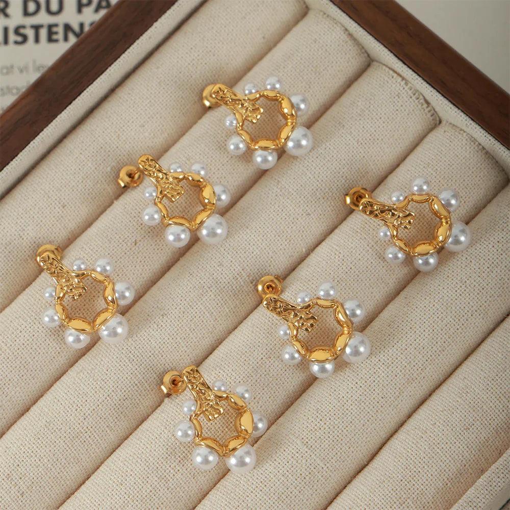 Brinco Redondo com Pérolas Banhado a Ouro 18k - Sundian - Sundian