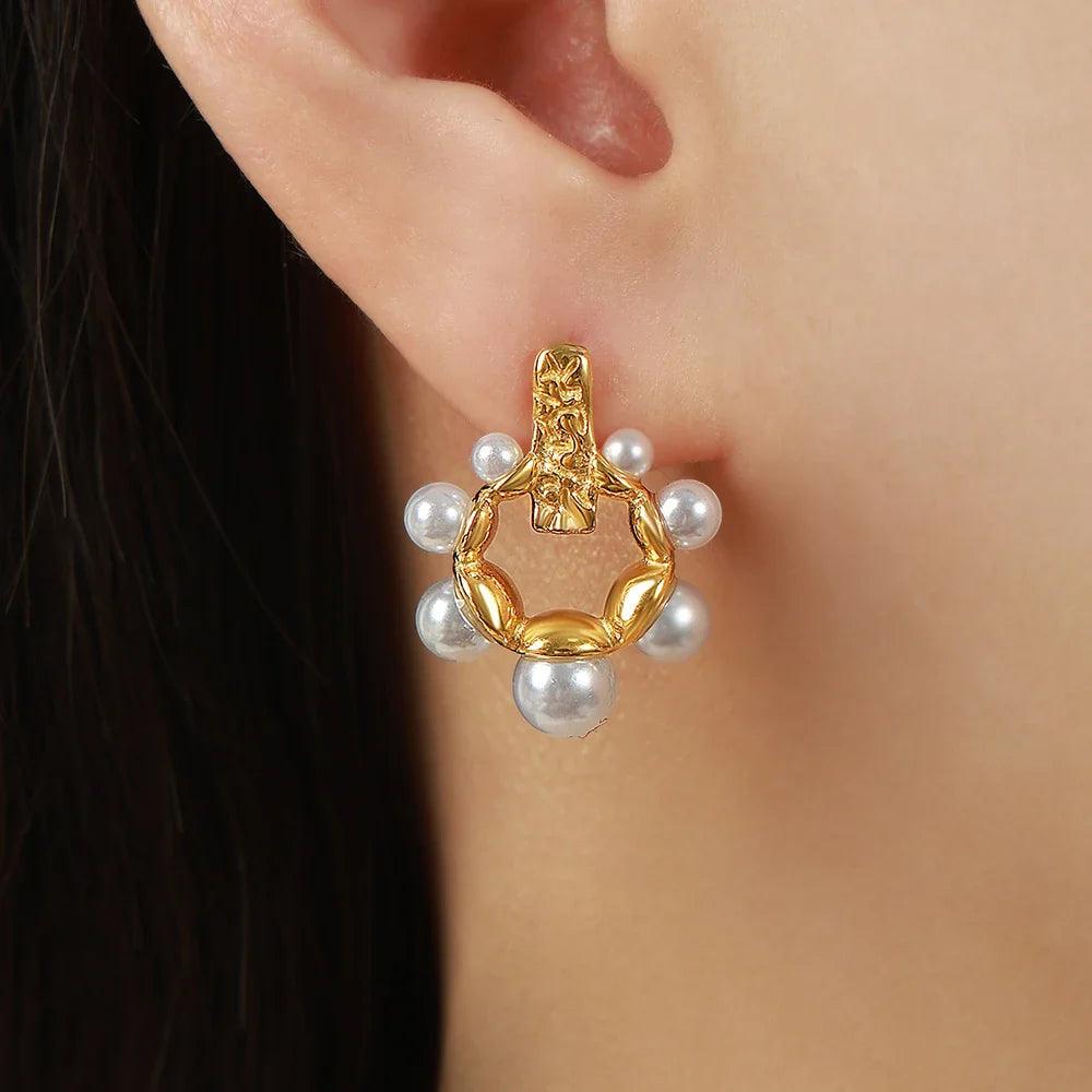 Brinco Redondo com Pérolas Banhado a Ouro 18k - Sundian - Sundian