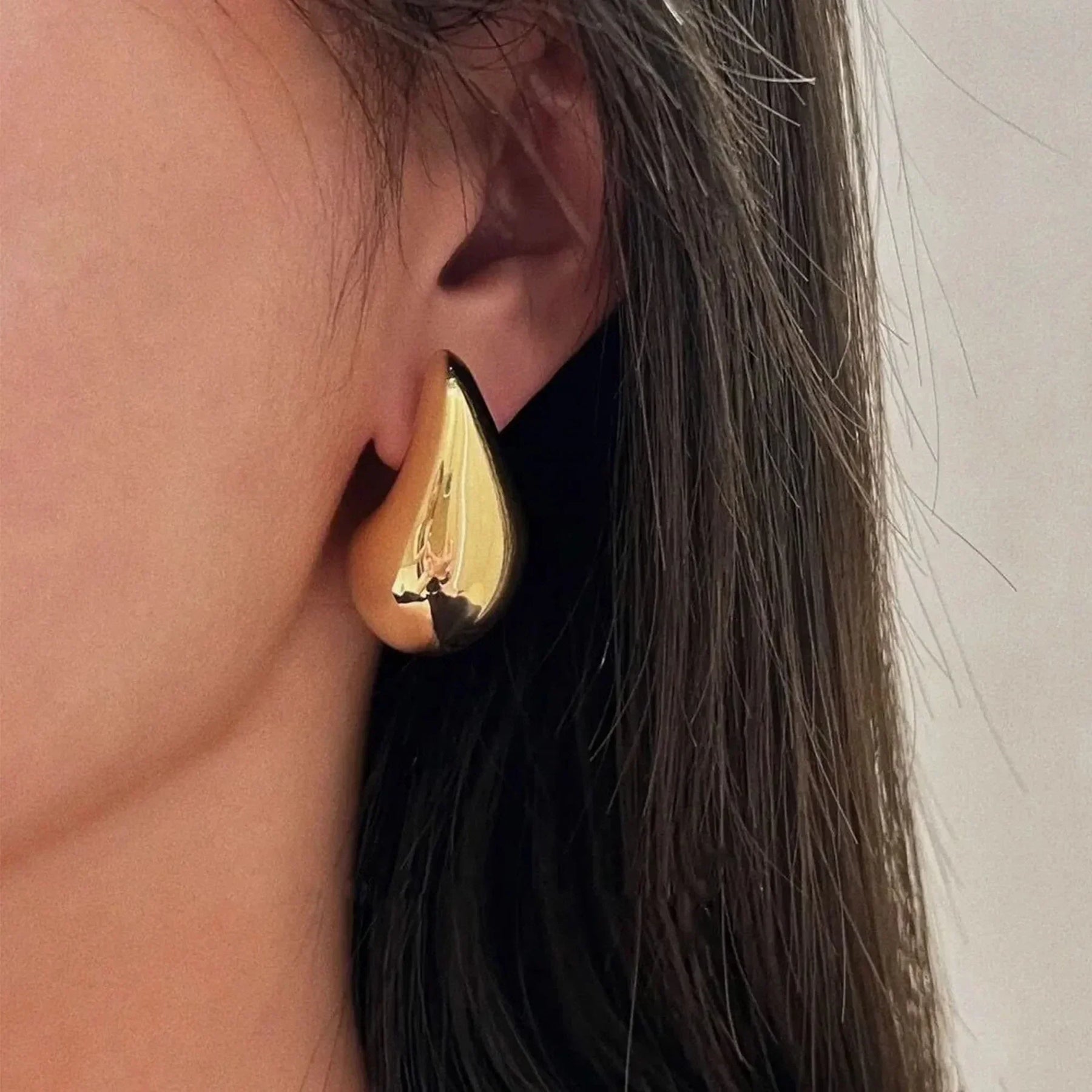 Pendientes colgantes chapados en oro de 18 quilates: sofisticación con un ajuste perfecto
