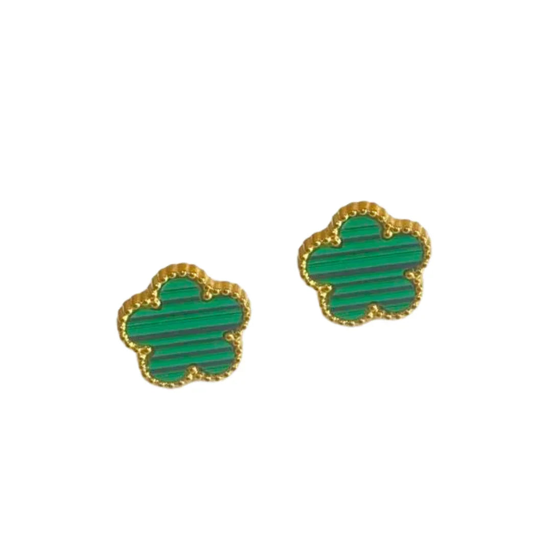Pendientes de trébol de cinco hojas bañados en oro de 18 quilates: ideales para cualquier ocasión.
