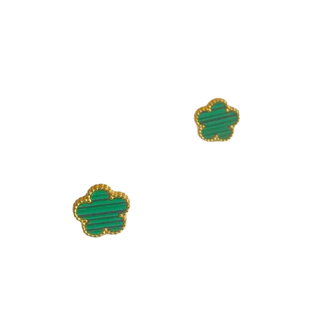 Pendientes de trébol de cinco hojas bañados en oro de 18 quilates: ideales para cualquier ocasión.