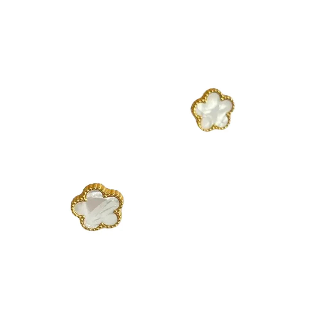 Pendientes de trébol de cinco hojas bañados en oro de 18 quilates: ideales para cualquier ocasión.