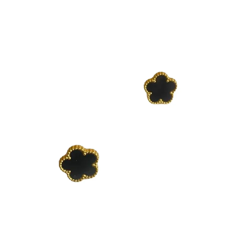 Pendientes de trébol de cinco hojas bañados en oro de 18 quilates: ideales para cualquier ocasión.