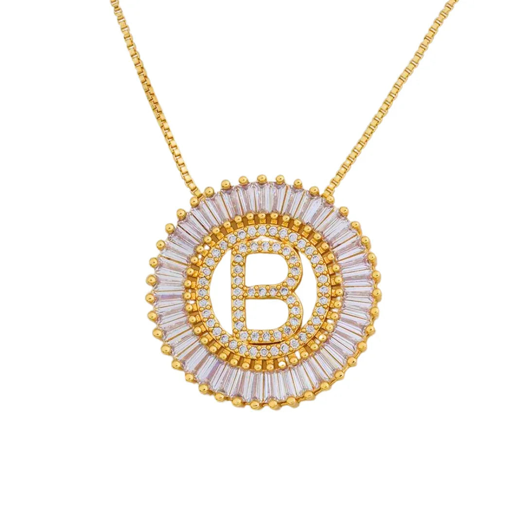 Collar con inicial bañado en oro de 18 quilates: diseño moderno con un toque clásico