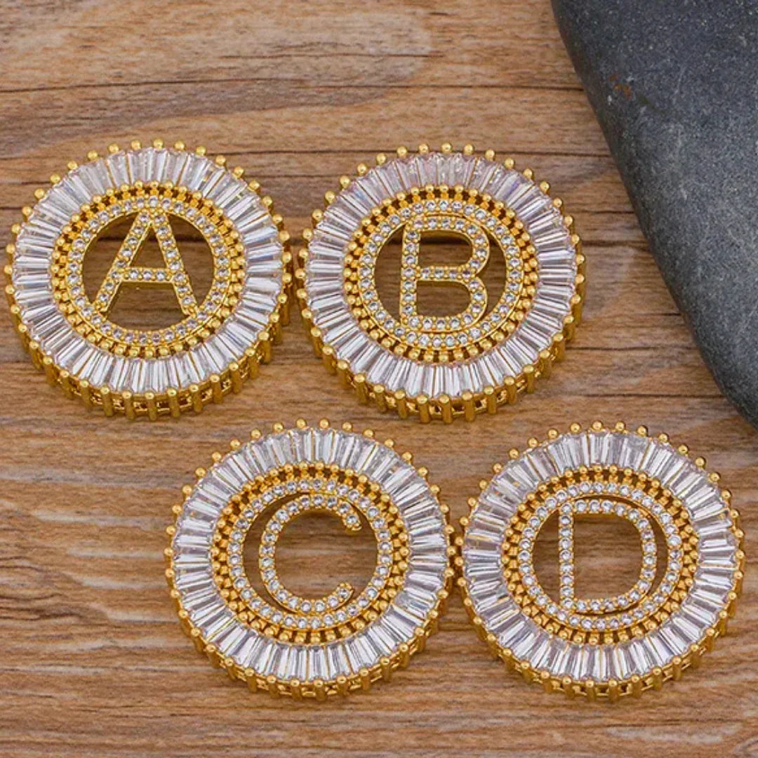 Collar con inicial bañado en oro de 18 quilates: diseño moderno con un toque clásico