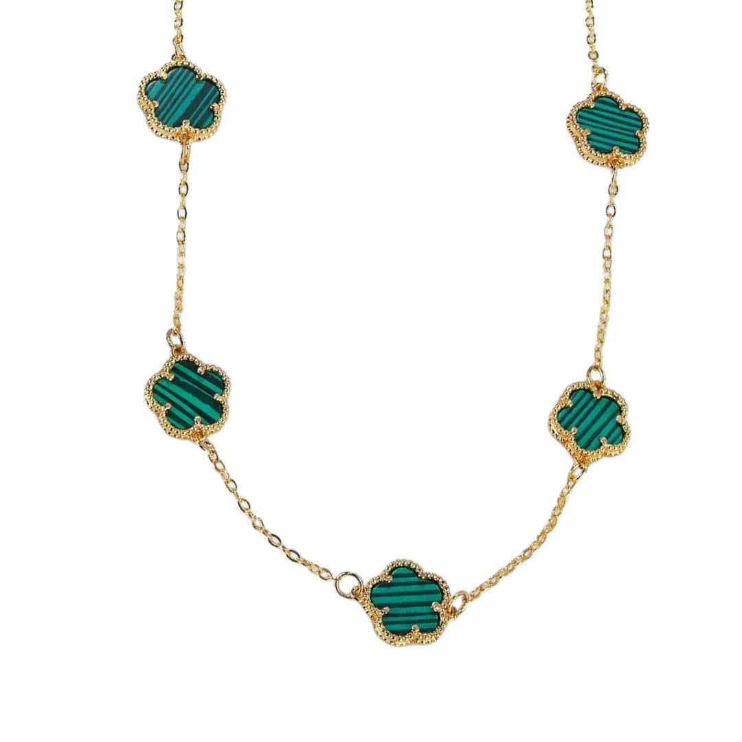 Collar de trébol de cinco hojas bañado en oro de 18 quilates: encanto y ligereza en un solo look.