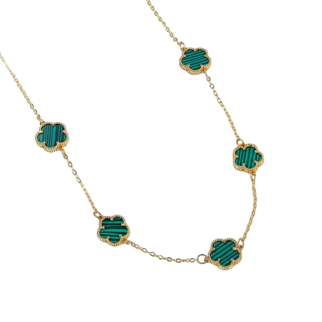 Collar de trébol de cinco hojas bañado en oro de 18 quilates: encanto y ligereza en un solo look.