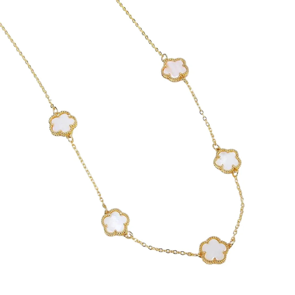 Collar de trébol de cinco hojas bañado en oro de 18 quilates: encanto y ligereza en un solo look.