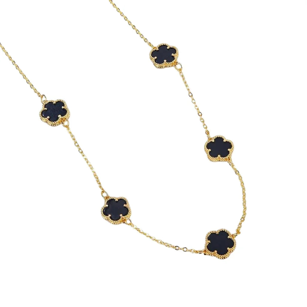 Collar de trébol de cinco hojas bañado en oro de 18 quilates: encanto y ligereza en un solo look.