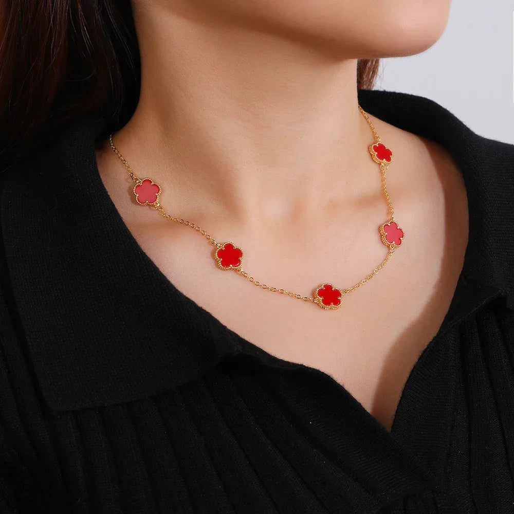Collar de trébol de cinco hojas bañado en oro de 18 quilates: encanto y ligereza en un solo look.