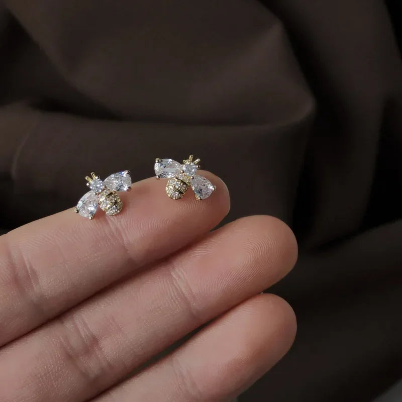 Brinco Abelha Cravejado com Cristais de Zircônia – Elegância e conforto para o dia a dia