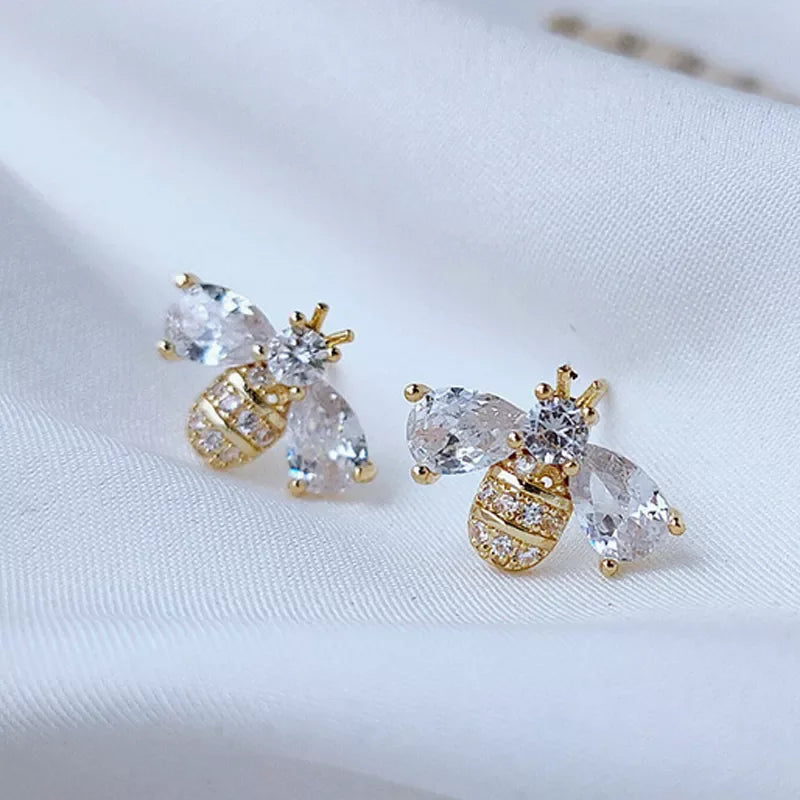 Brinco Abelha Cravejado com Cristais de Zircônia – Elegância e conforto para o dia a dia
