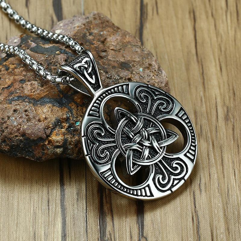 Cadena con dije de acero inoxidable - Triquetra