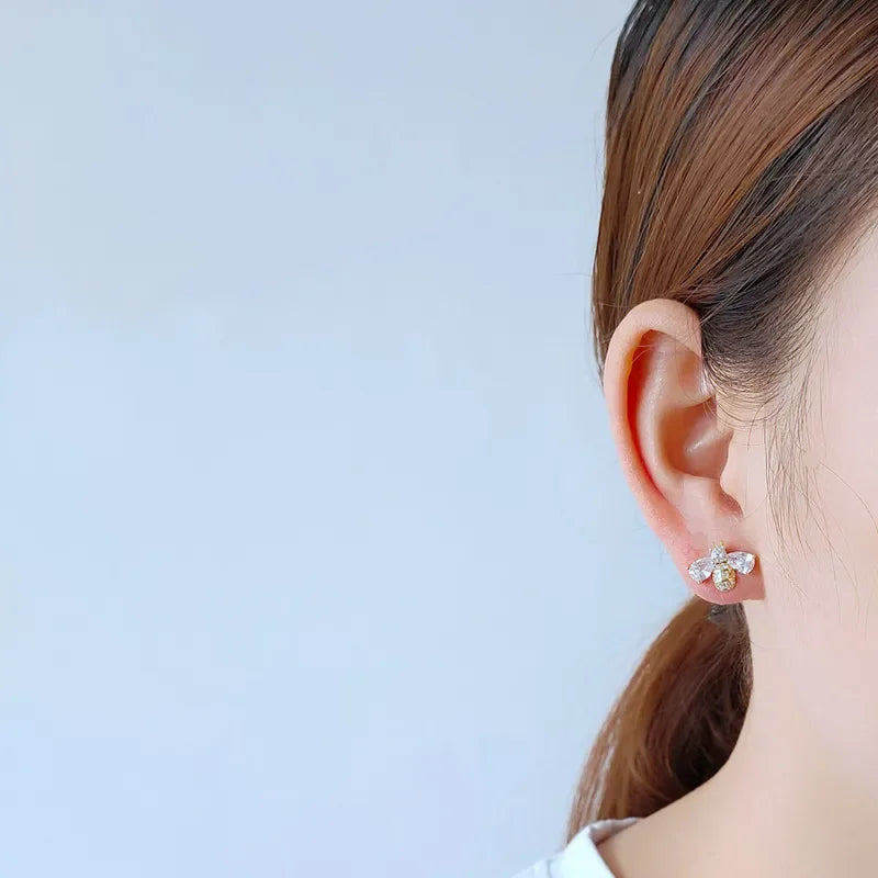 Brinco Abelha Cravejado com Cristais de Zircônia – Elegância e conforto para o dia a dia