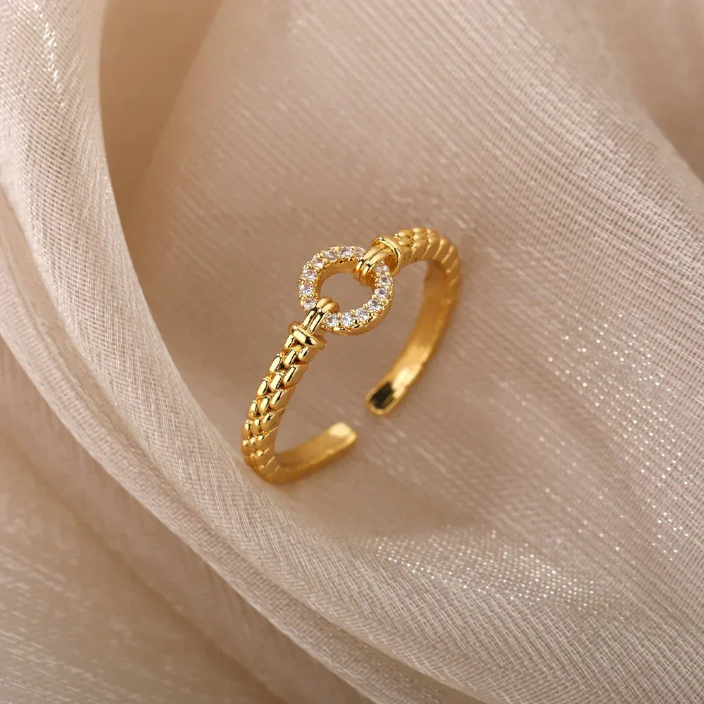 Anel Ajustável Circular Cravejado com Zircônia – Elegância e conforto para o dia a dia - Sundian