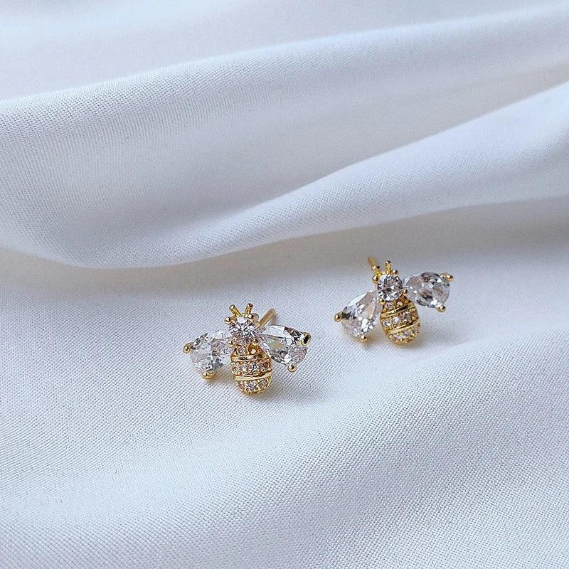 Brinco Abelha Cravejado com Cristais de Zircônia – Elegância e conforto para o dia a dia