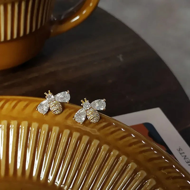 Brinco Abelha Cravejado com Cristais de Zircônia – Elegância e conforto para o dia a dia