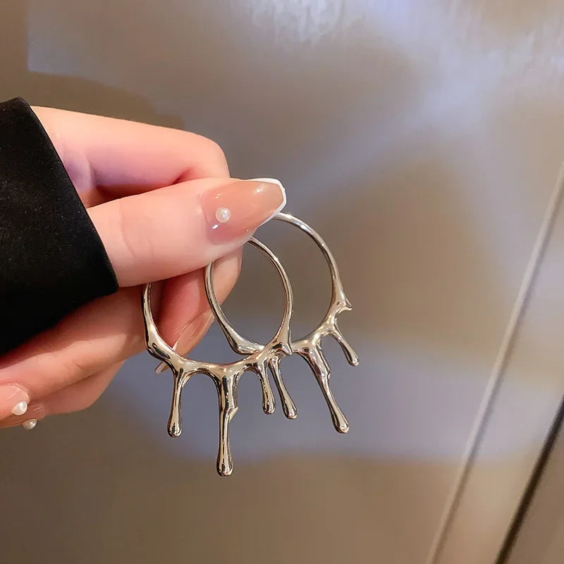 Par de pendientes de plata líquida