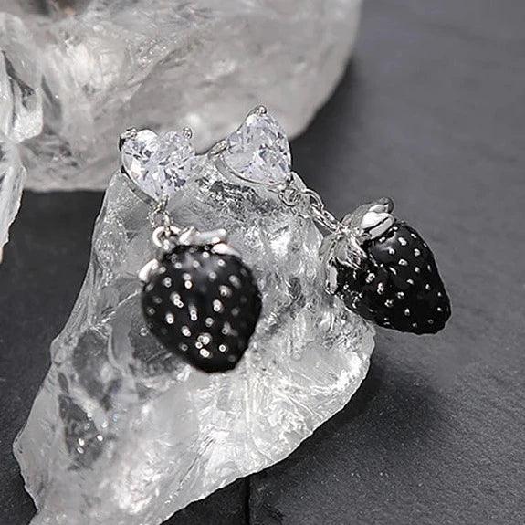 Par de pendientes de fresa negra con circonitas