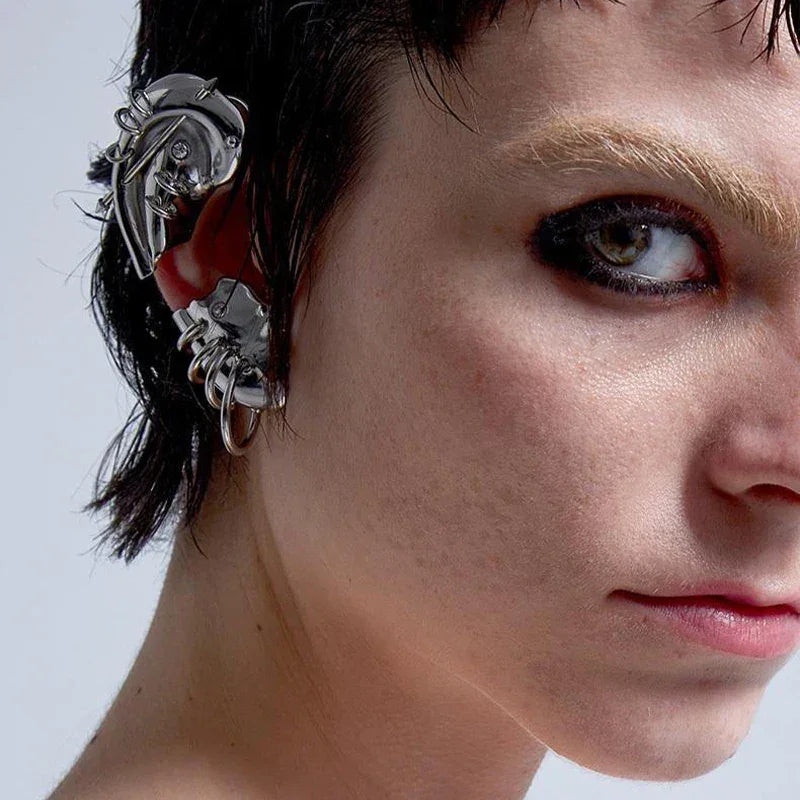 Pendientes Cyberpunk bañados en plata