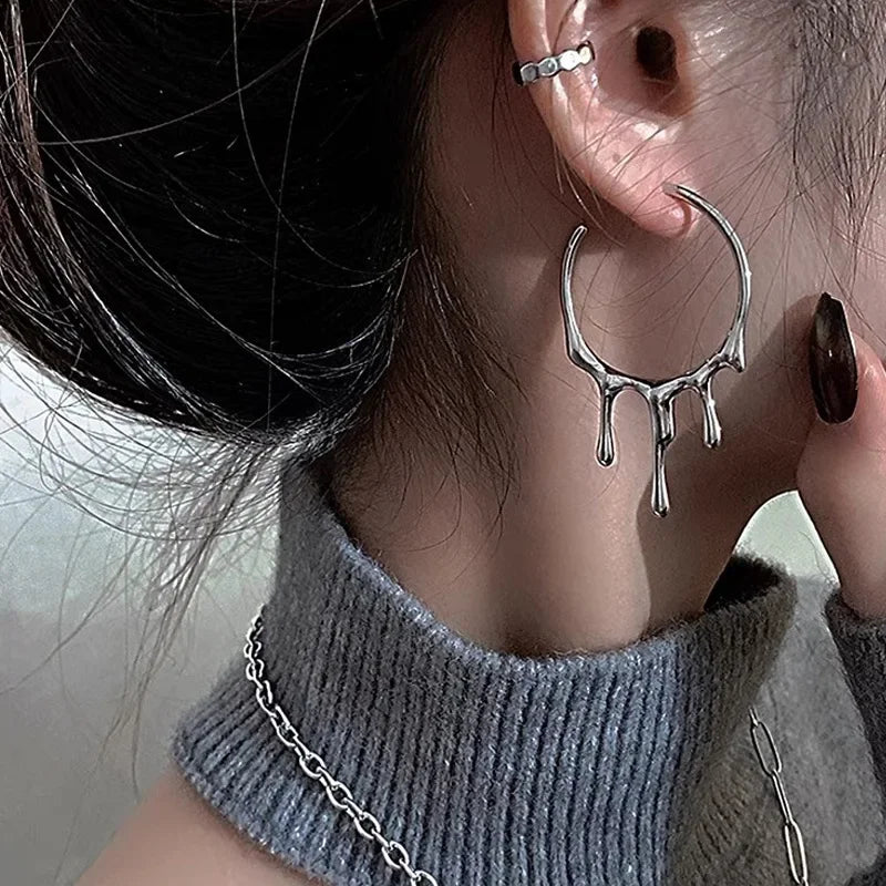 Par de pendientes de plata líquida