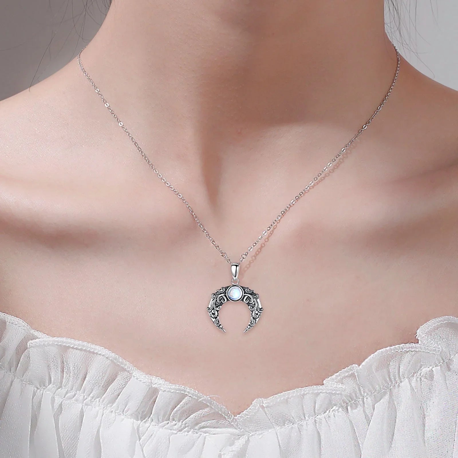 Collar Luna Mística con Piedra Lunar en Plata de Ley 925