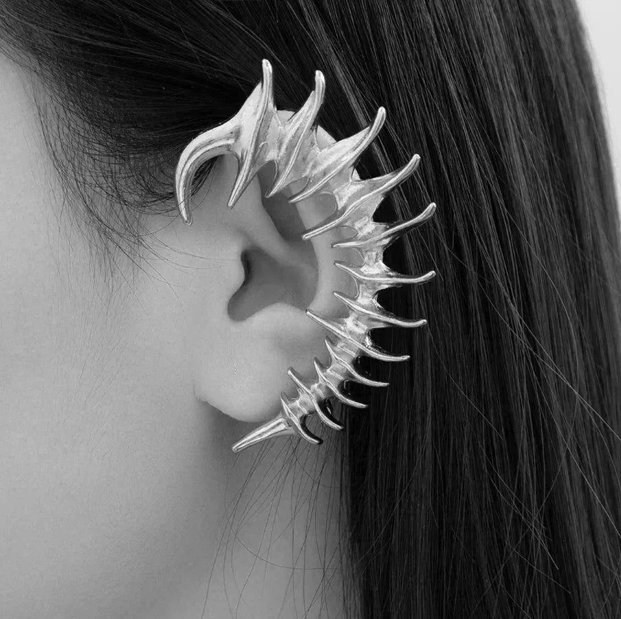 Par de pendientes punk con protección para las orejas y pinchos