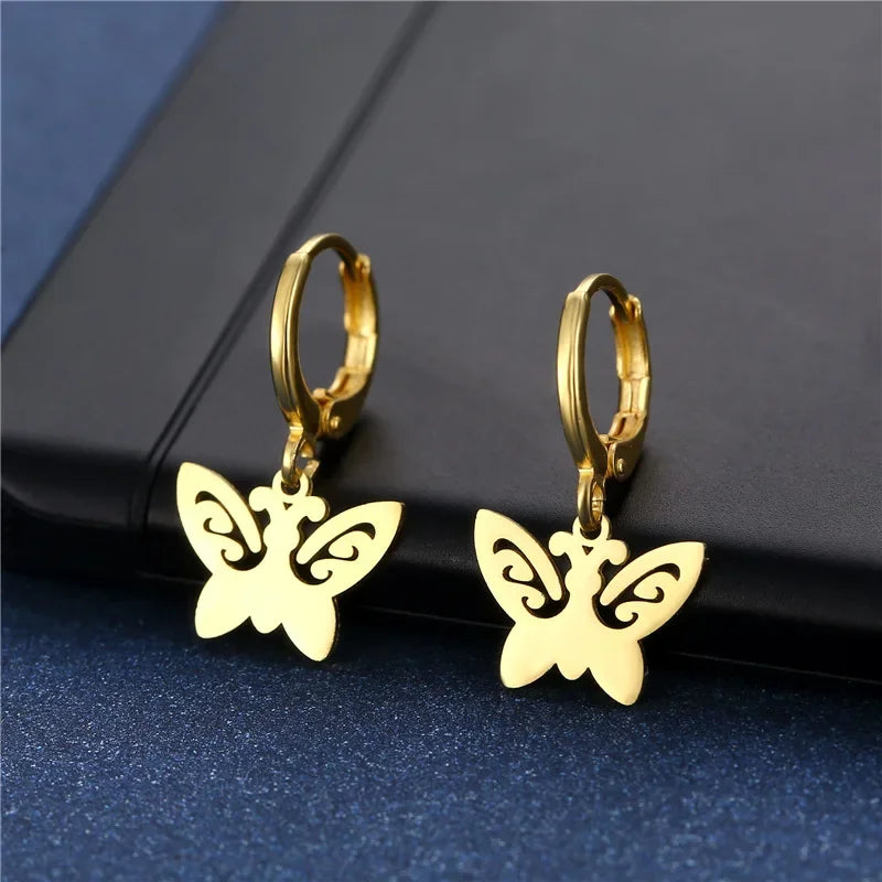 Brinco Argola Borboleta Delicada – Elegância e conforto para o dia a dia