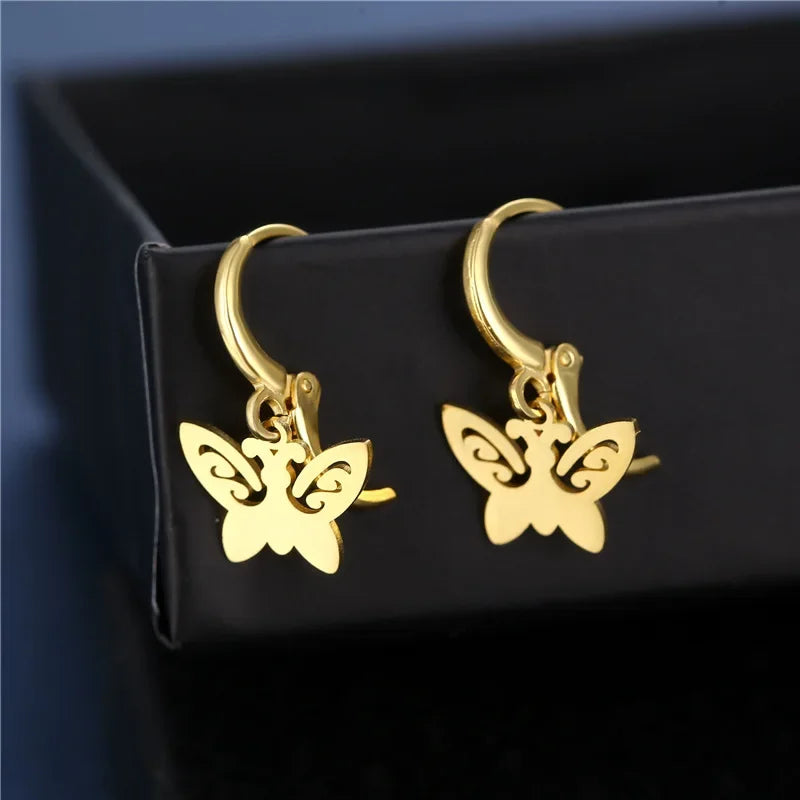 Brinco Argola Borboleta Delicada – Elegância e conforto para o dia a dia