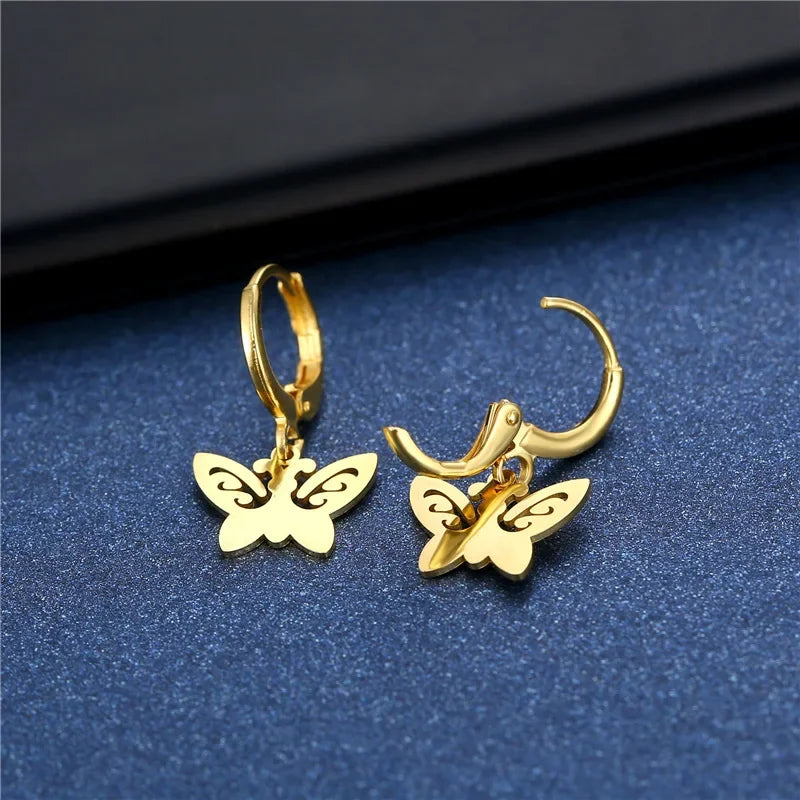 Brinco Argola Borboleta Delicada – Elegância e conforto para o dia a dia
