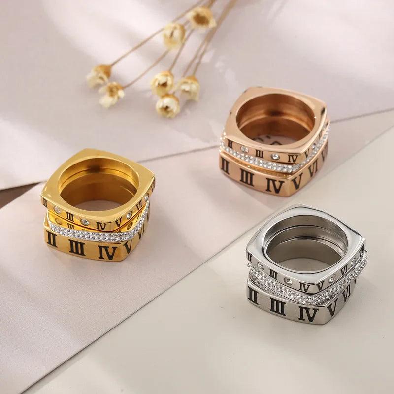 Anel Triplo Romano Quadrado com Cristais Banhado a Ouro 18k - Sundian