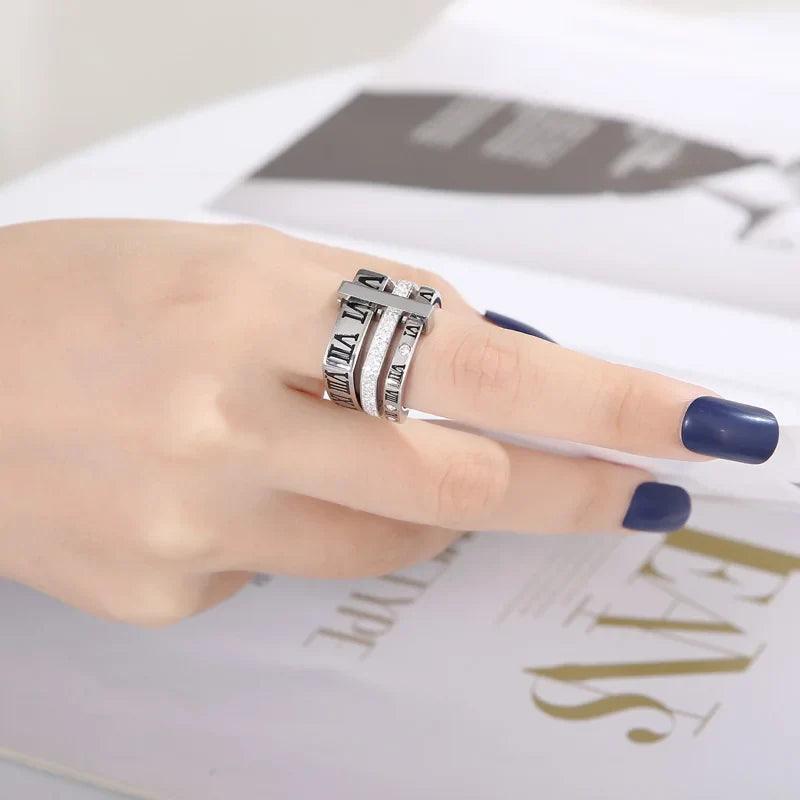 Anel Triplo Romano Quadrado com Cristais Banhado a Ouro 18k - Sundian