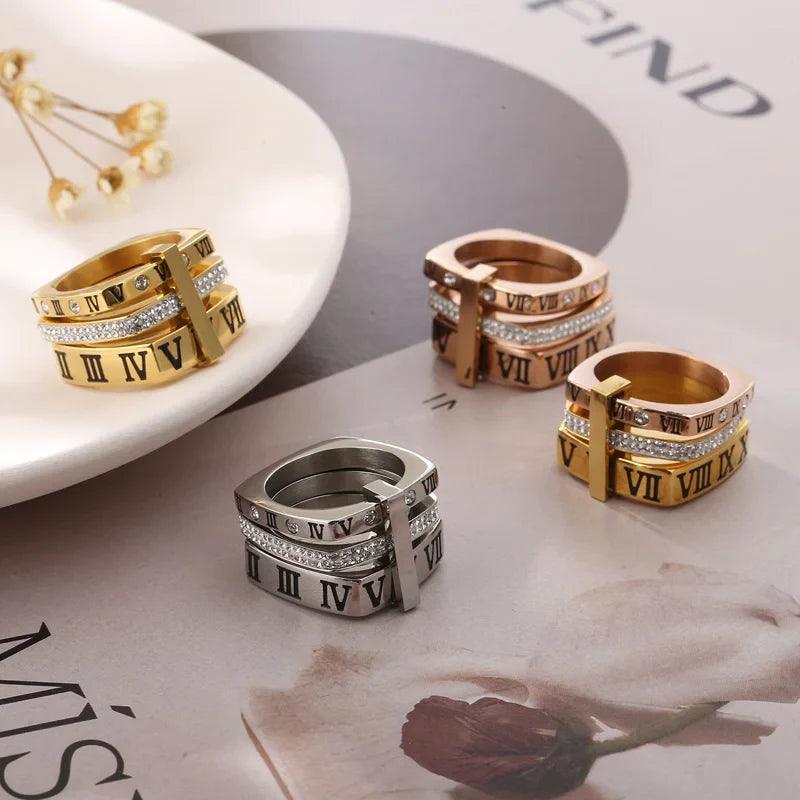 Anel Triplo Romano Quadrado com Cristais Banhado a Ouro 18k - Sundian