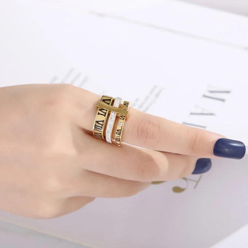 Anel Triplo Romano Quadrado com Cristais Banhado a Ouro 18k - Sundian