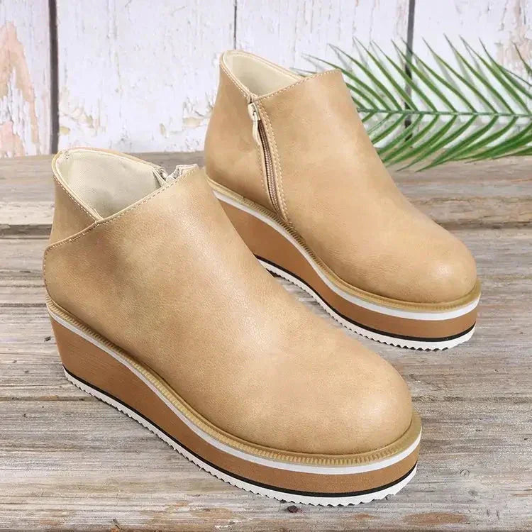 Bota Feminina Cano Curto Anabela – Charme e leveza em um só look