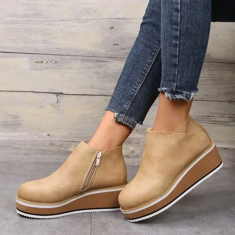 Bota Feminina Cano Curto Anabela – Charme e leveza em um só look
