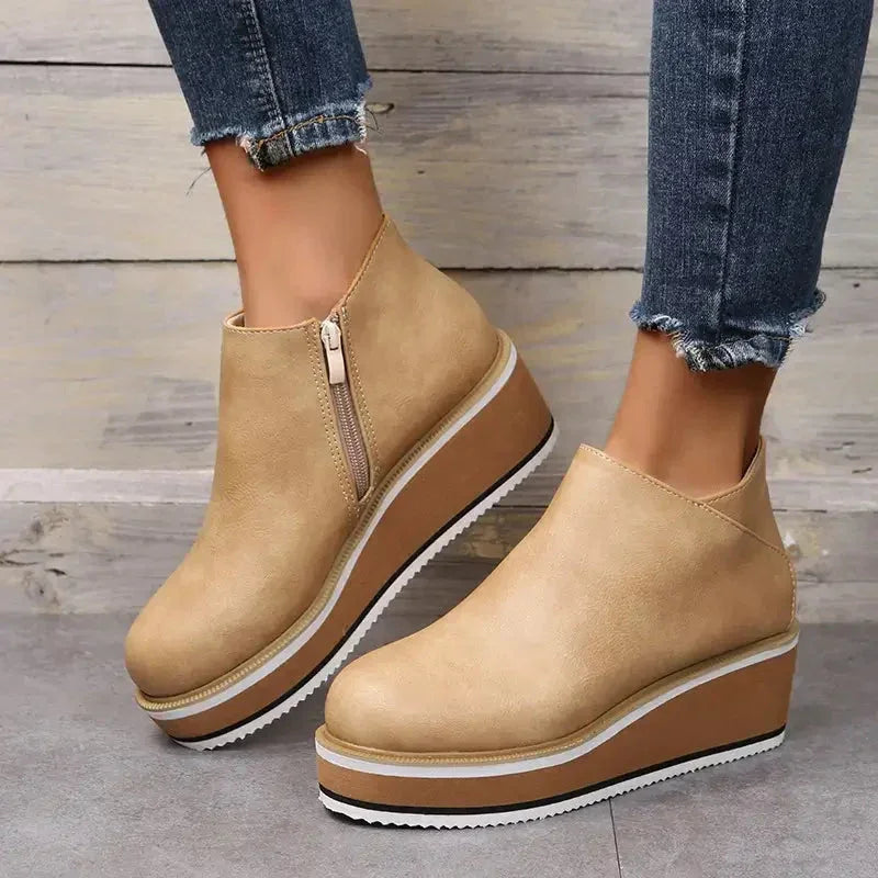 Bota Feminina Cano Curto Anabela – Charme e leveza em um só look