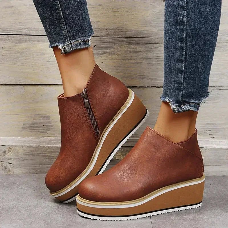 Bota Feminina Cano Curto Anabela – Charme e leveza em um só look