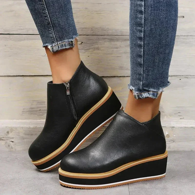 Bota Feminina Cano Curto Anabela – Charme e leveza em um só look