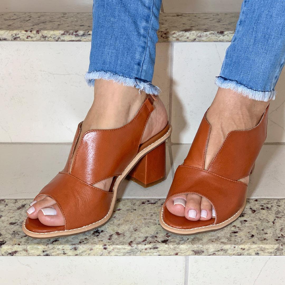 Sandália Laíza Peep Toe em Couro Salto Bloco Médio - Sundian - Sundian