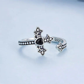 Anel Gothic Cross Ajustável em Prata 925 – Estilo Gótico e Sofisticação Atemporal - Sundian