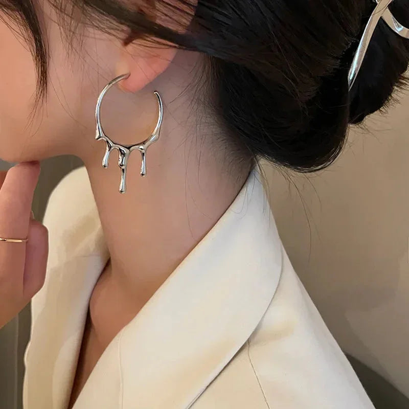 Par de pendientes de plata líquida
