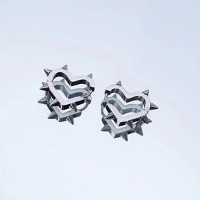 Par de pendientes de corazón punk en acero inoxidable