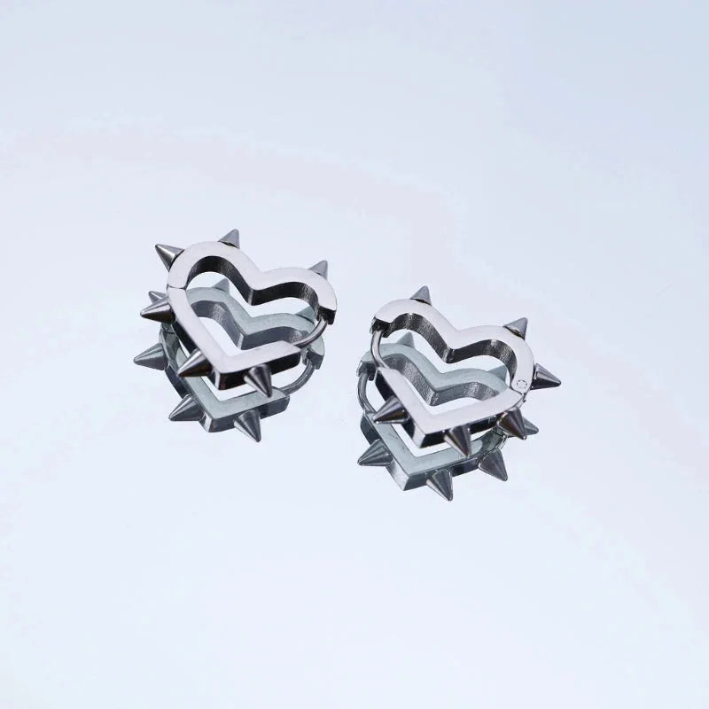 Par de pendientes de corazón punk en acero inoxidable