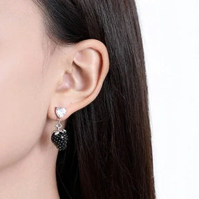 Par de pendientes de fresa negra con circonitas